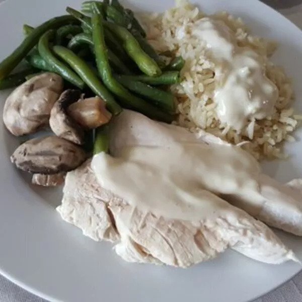 Aiguillettes de poulet, légumes et riz, sauce fromage frais