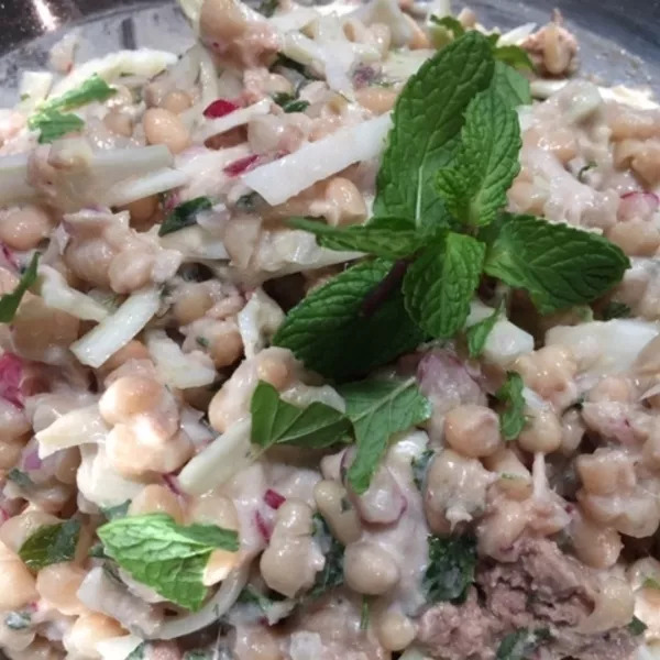 Salade de Haricots blancs, herbes fraiches et sauce au THON