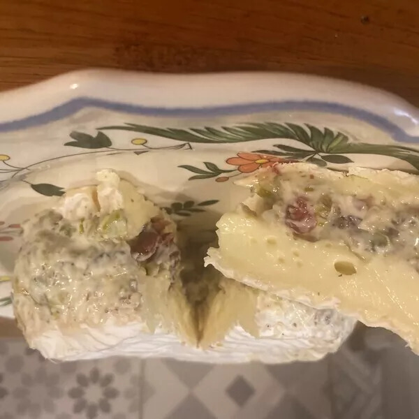 Camembert farci aux noix, pistaches et airelles