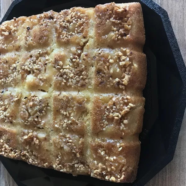 Gâteau au yaourt pommes caramélisées et noisettes concassées torréfiées .