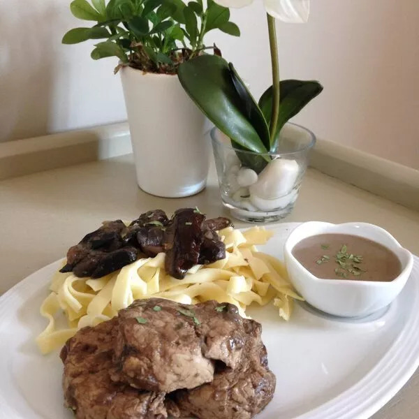 Médaillon de filet mignon à la crème de champignons et estragon