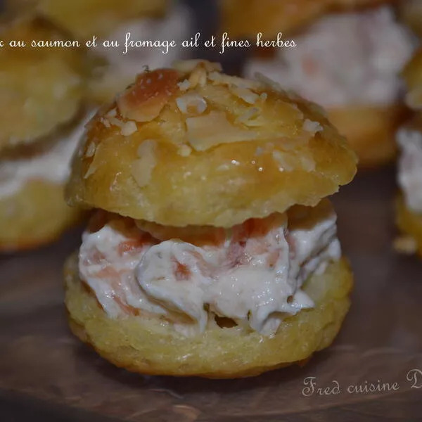 Petits choux au saumon et fromage ail et fines herbes