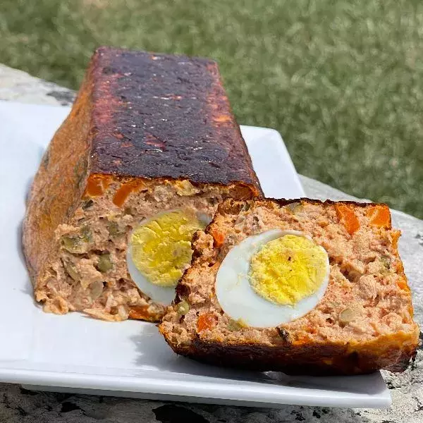 Pain de thon, macédoine,oeut et piment d'Espelette