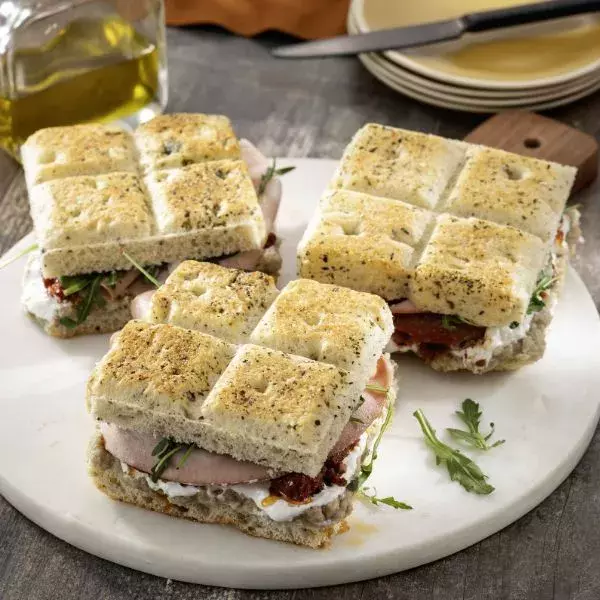 Sandwich focaccia à la mortadelle