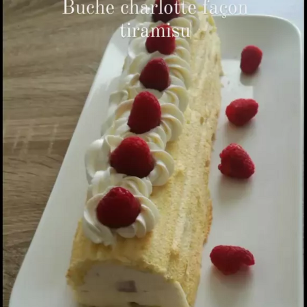 Bûche charlotte fraise façon tiramisu