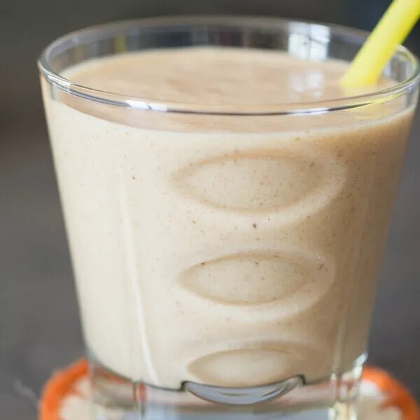 Smoothie onctueux à la banane et aux dattes