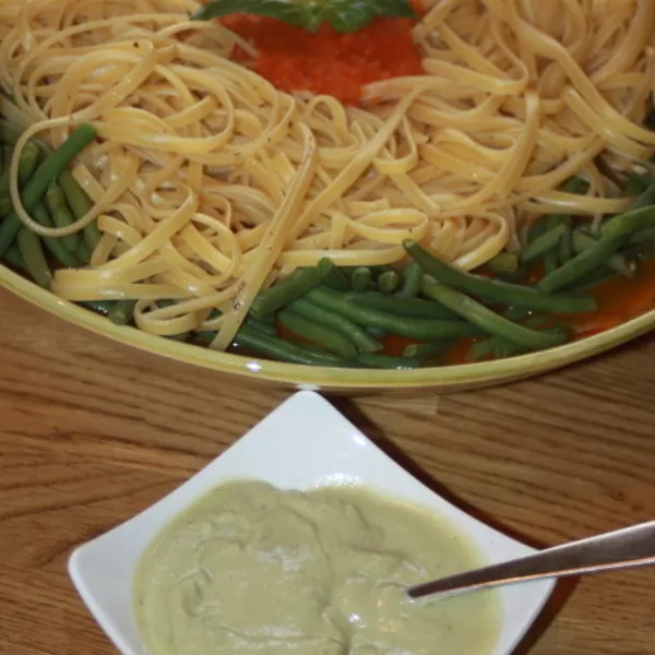 Linguine au pesto, tomates et haricots verts