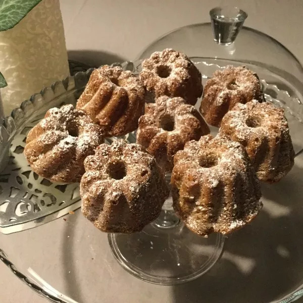 Petits gâteaux dans les empreintes kouglofs.