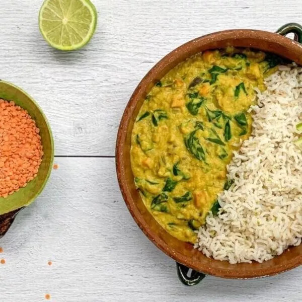 Dahl de lentilles corail aux épinards et épices