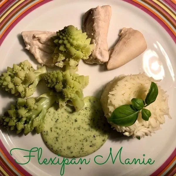 Poulet et légumes vapeur, riz et sauce parmesan basilic