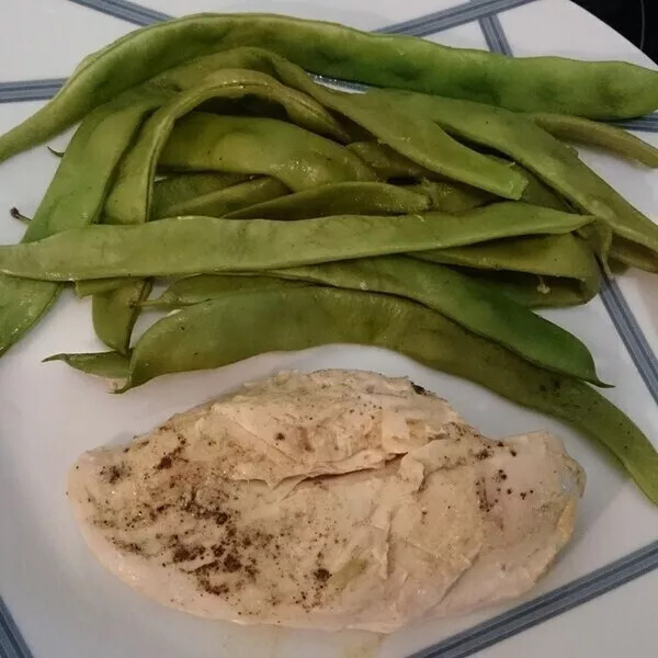 Haricots vert frais et poulet à la vapeur