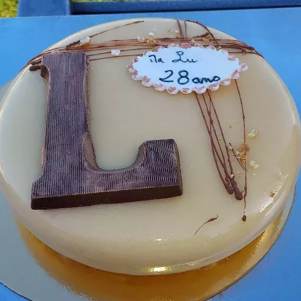 Entremet au praliné insert crémeux chocolat sur génoise croustillante  à la noisette