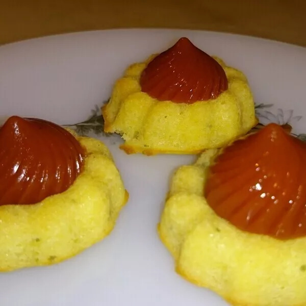 Tourbillons de tomates biscuit moelleux ail et fines herbes