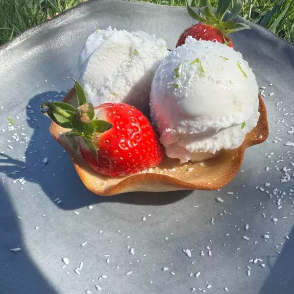 GLACE COCO ANTILLAISE ET SA COUPE DE FRAISE