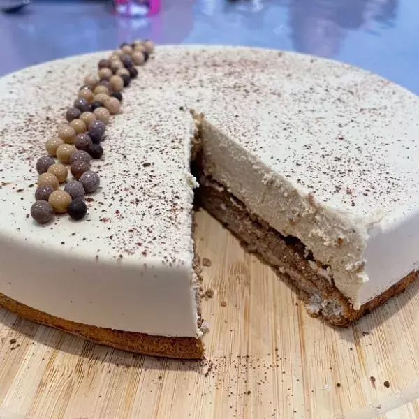 Entremet dulcey croustillant noisette avec son biscuit noisette