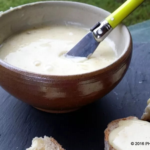 Cancoillotte à l'ail et au vin blanc