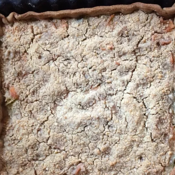 Tarte aux poireaux,émincés de saumon fumé et crumble au parmesan