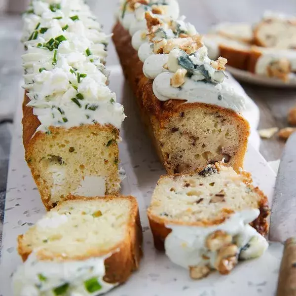 Cakes roquefort/poire/noix et feta/ciboulette