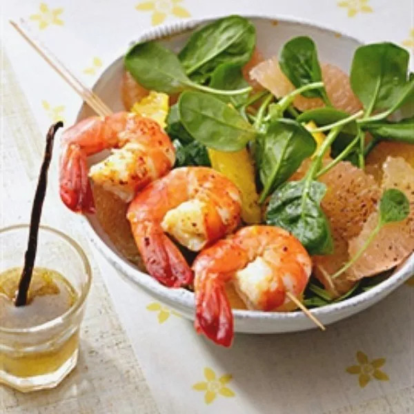 Brochettes de gambas épicées sur lit d'agrumes