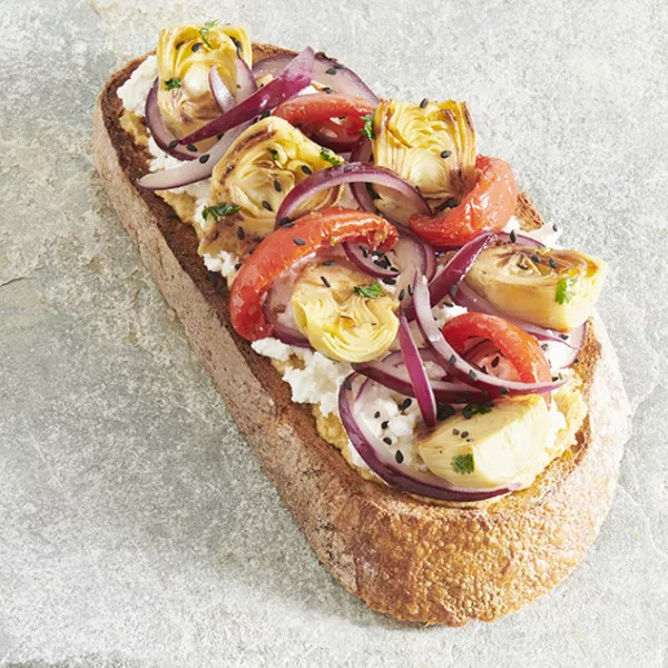 Tartines à l’artichaut, au chèvre et tomates confites 