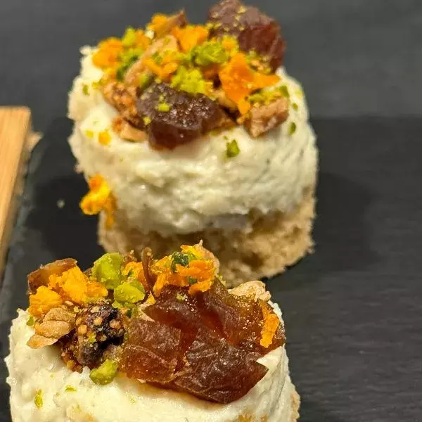 Canapé roquefort ,  fruits secs sur pain d'épice 