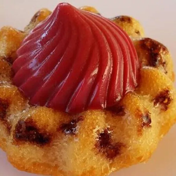 Tourbillons framboise sur biscuit tigré de kiki