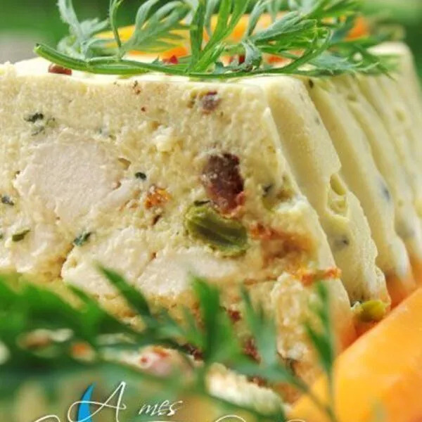 Terrine de poulet émincé, basilic, pistaches et tomates séchées