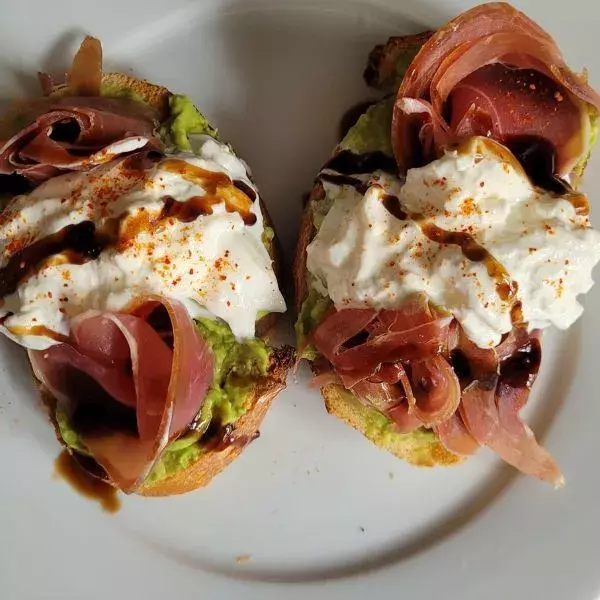 Tartine d'avocat, prosciutto et burrata