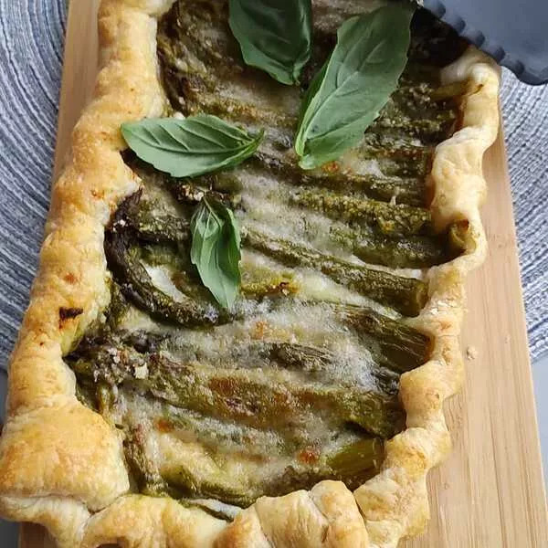 TARTE AUX ASPERGES, BURRATA ET PESTO