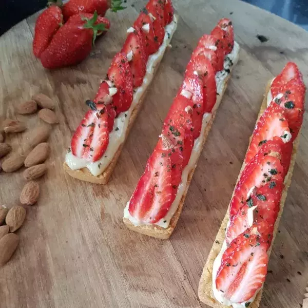 TARTELETTES ALLONGEES AUX FRAISES