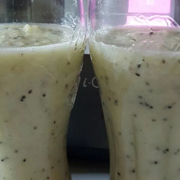 Smoothie aux fruits graines de chia et lait végétal 