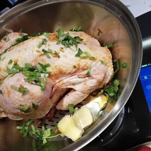 Poulet entier cuit à la vapeur (thé vert, citron jaune, miel)