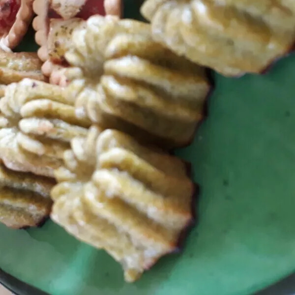 Mini-cannelés au pesto et moza