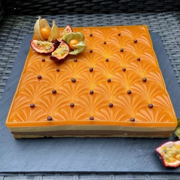 Entremet fruits de la passion et chocolat au lait