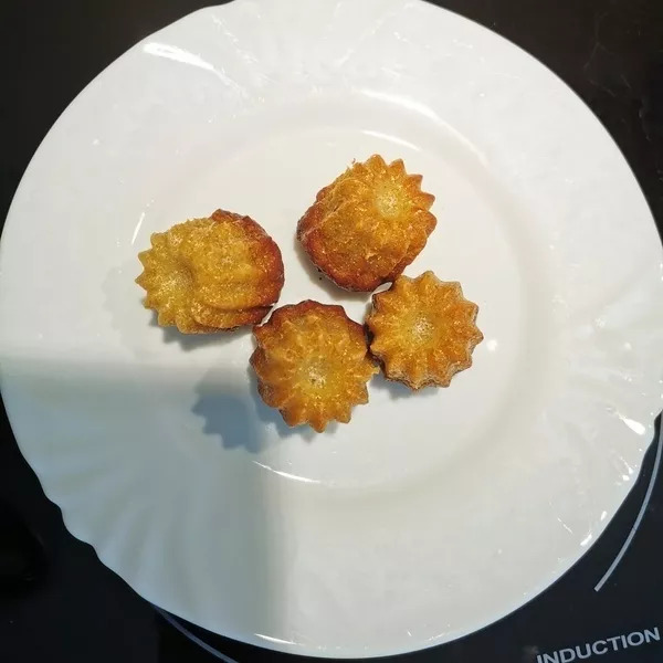 Cannelés au chèvre, au miel et au romarin