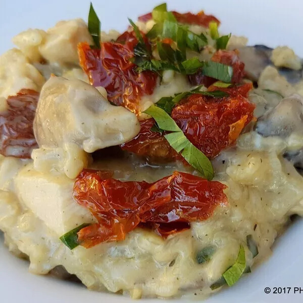 Risotto au poulet, tomates séchées et champignons de Paris