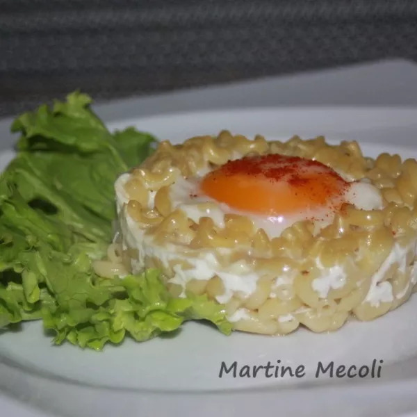 Oeufs sur les coquillettes