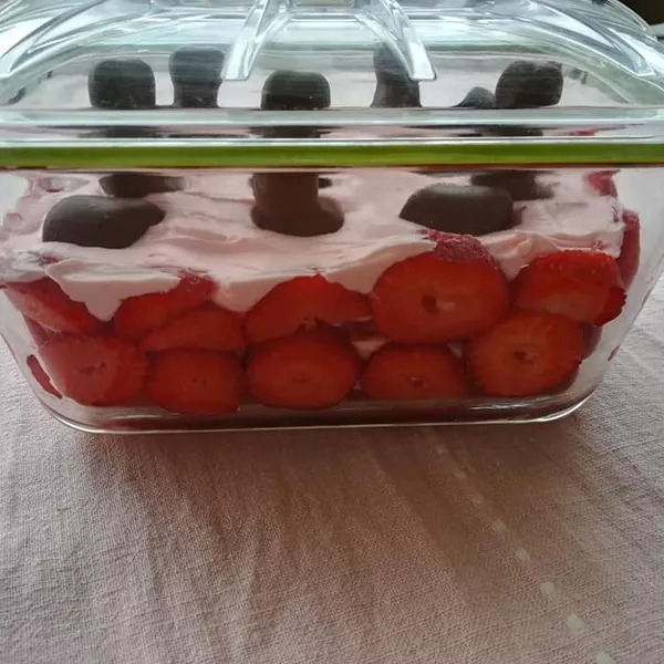 Tiramisu à la fraise dans le récipient 2,5 l Be Save  BS 72