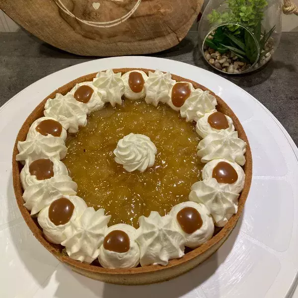 Tarte crème d'amande, poires caramélisée et ganache vanille