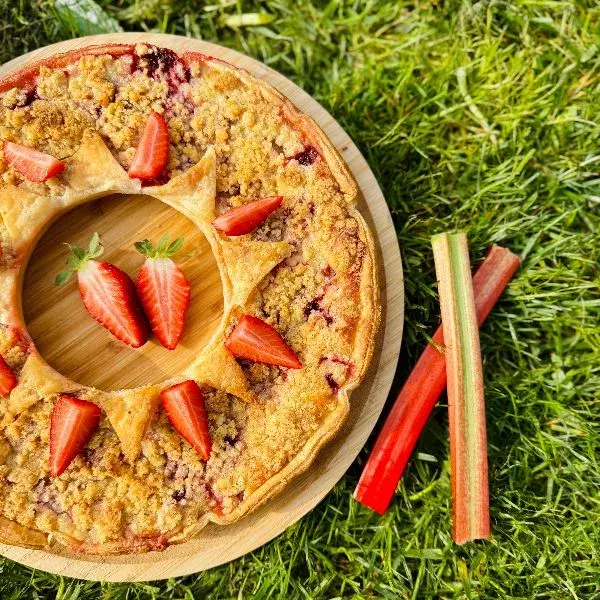 Tarte fraise rhubarbe et son crumble