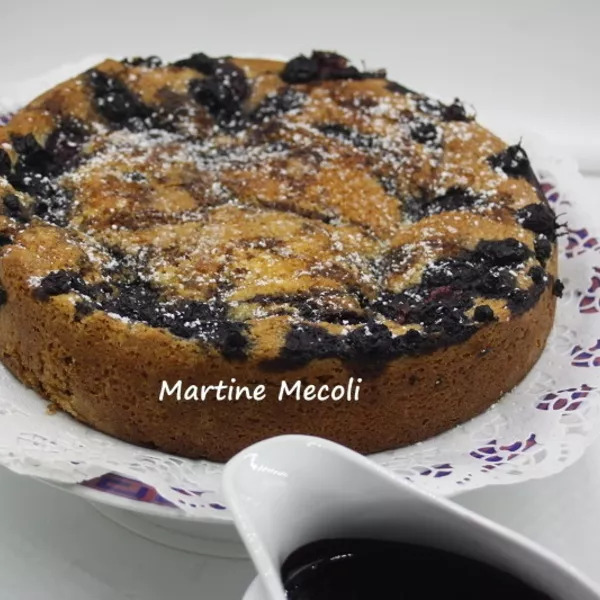 Gâteau aux noisettes et myrtilles accompagné de son coulis de myrtilles