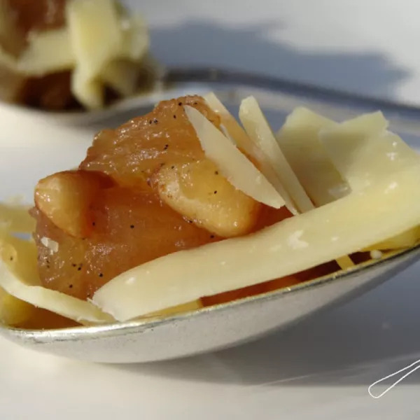 Cuillère Comté sur compotée vanillée pomme pignons de pin