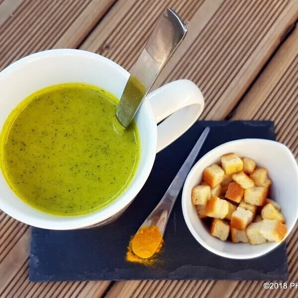 Velouté de courgettes au curcuma et  au fromage