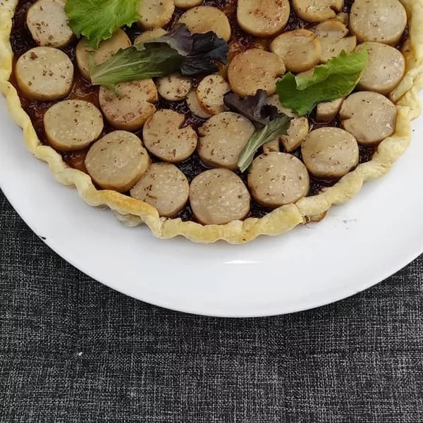 TARTE AU BOUDIN BLANC , CONFIT D OIGNONS , MIEL ET TRUFFE