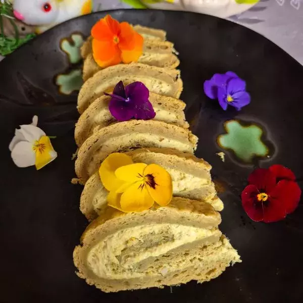 Roulé au pesto et sa garniture au thon