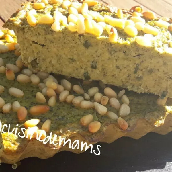 Gâteau de légumes verts, ciboulette et pignons