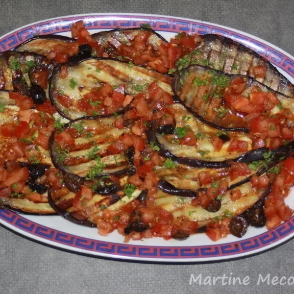 Aubergines grillées à la tomate