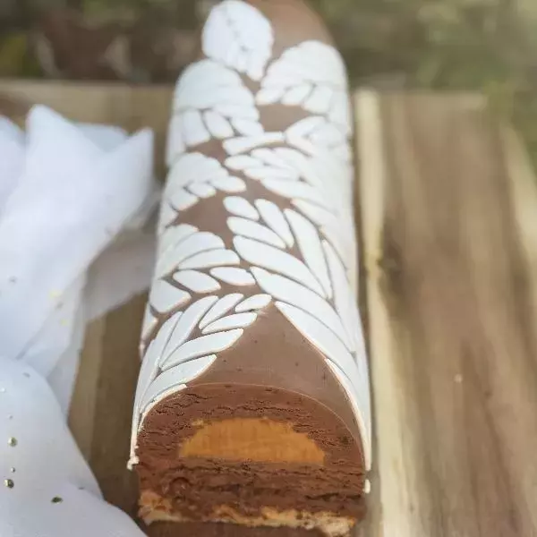 Bûche chocolat caramel sur fond croustillant