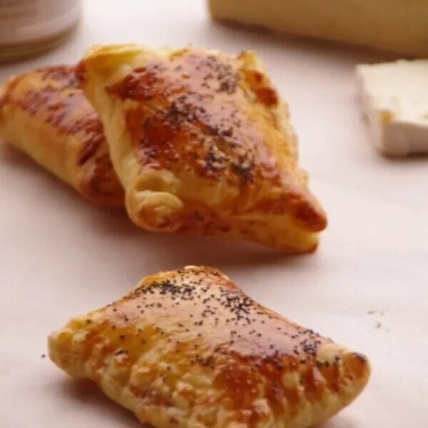 Chaussons au brie et à la confiture de pêche blanche