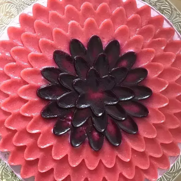 Entremet pétales aux fraises et myrtilles